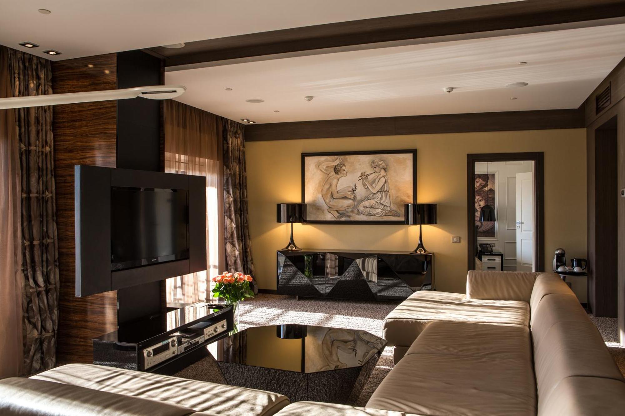 Mirotel Resort And Spa Τρούσκαβετς Δωμάτιο φωτογραφία Interior of a suite at the Mandarin Oriental, Munich