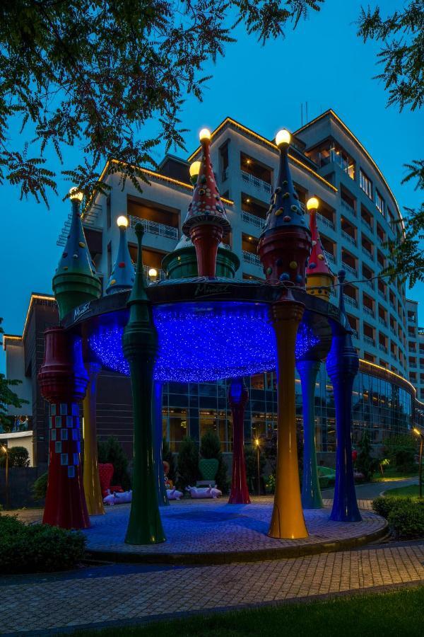 Mirotel Resort And Spa Τρούσκαβετς Εξωτερικό φωτογραφία The fountain at night