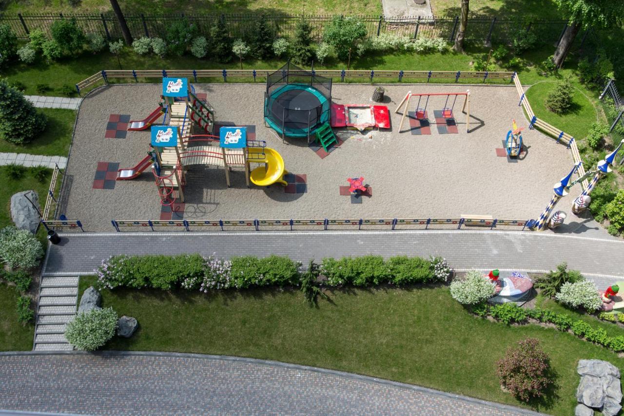 Mirotel Resort And Spa Τρούσκαβετς Εξωτερικό φωτογραφία Playground in the park