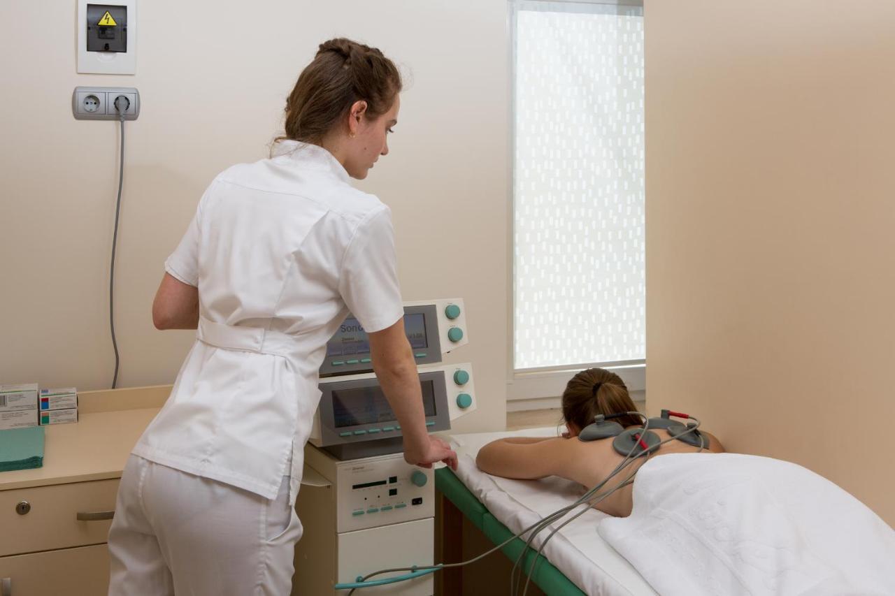 Mirotel Resort And Spa Τρούσκαβετς Εξωτερικό φωτογραφία A physiotherapist treating a patient with electrical stimulation